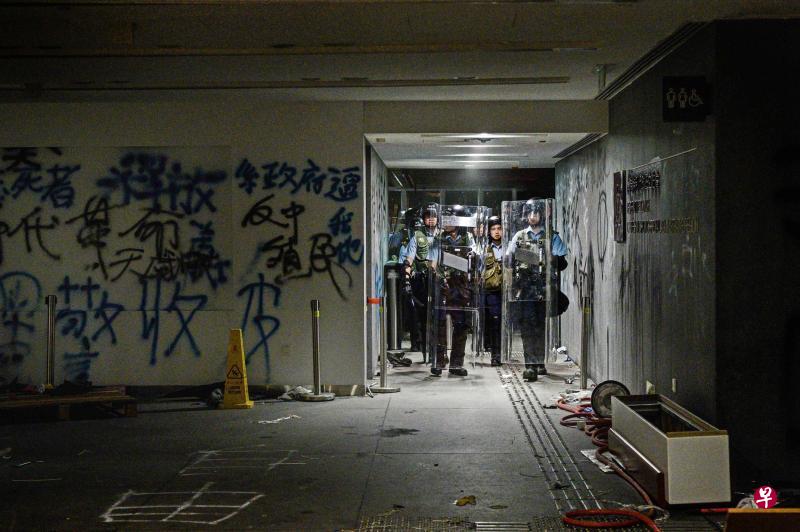 香港警方发射催泪弹驱散人群后,收复并进入劫后的立法会大楼。(法新社) 香港警方发射催泪弹驱散人群后,收复并进入劫后的立法会大楼。(法新社)