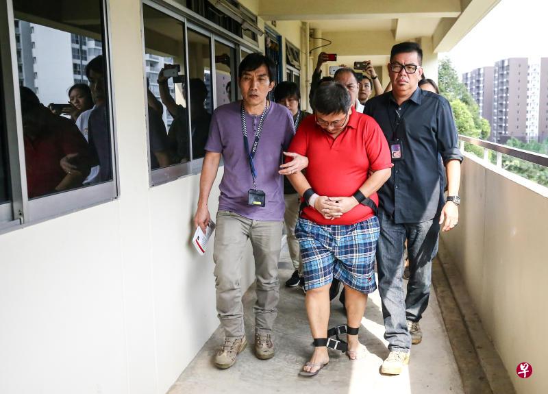 张锦兴被警方押回案发现场重组案情。(档案) 张锦兴被警方押回案发现场重组案情。(档案)