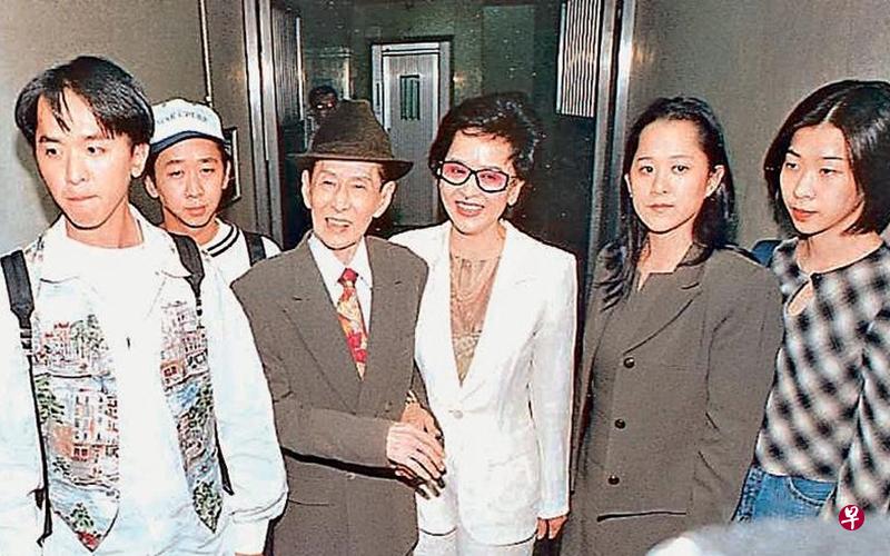 粤剧名伶新马师曾太太洪金梅(右三)全家福照。她是新马师曾(右四)的第四任妻子,育有四名子女。(互联网) 粤剧名伶新马师曾太太洪金梅(右三)全家福照。她是新马师曾(右四)的第四任妻子,育有四名子女。(互联网)