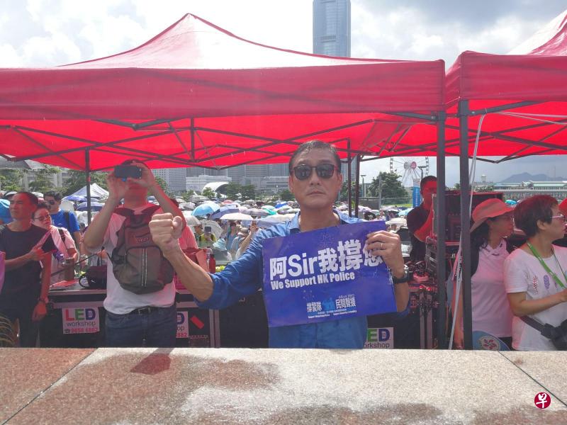 梁家辉冒雨支持警察。(互联网) 梁家辉冒雨支持警察。(互联网)