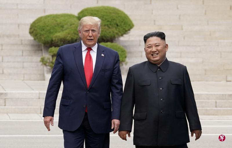 美国总统特朗普(左)上周出席20国集团峰会后抵韩国,在朝韩边境的非军事区同朝鲜领导人金正恩(右)会晤,并同意重启之前陷入停滞的朝核谈判。(路透社) 美国总统特朗普(左)上周出席20国集团峰会后抵韩国,在朝韩边境的非军事区同朝鲜领导人金正恩(右)会晤,并同意重启之前陷入停滞的朝核谈判。(路透社)