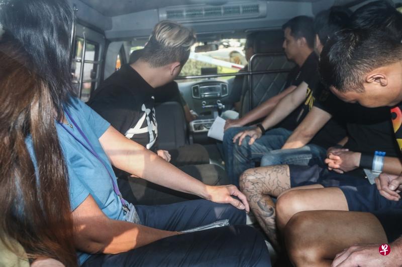 乌节路豪杰大厦谋杀案今早过堂，其中四名被告被警方押送到国家法院面控。（梁伟康摄） 