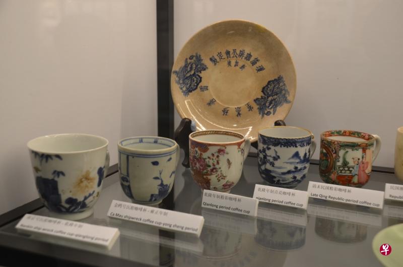 右至左:从乾隆、雍正时期的清代,到民国初期的咖啡杯。(黄沛发提供) 右至左:从乾隆、雍正时期的清代,到民国初期的咖啡杯。(黄沛发提供)