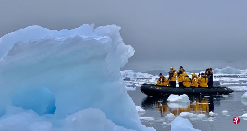 乘坐橡皮艇观赏冰山。 乘坐橡皮艇观赏冰山。