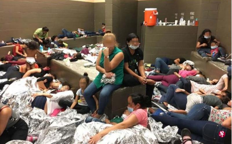 美国官方发布一些照片显示,移民拘留设施过度拥挤,大批移民挤在类似牢笼的设施内。(法新社) 美国官方发布一些照片显示,移民拘留设施过度拥挤,大批移民挤在类似牢笼的设施内。(法新社)