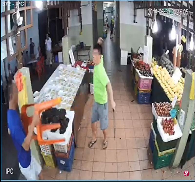 菜贩叔疑争执惹不快,怒气冲冲持4刀回现场找下棋叔对峙。(读者提供) 菜贩叔疑争执惹不快,怒气冲冲持4刀回现场找下棋叔对峙。(读者提供)