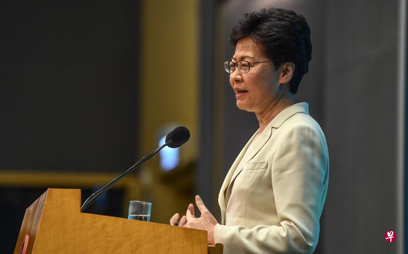 6月18日下午,香港特区行政长官林郑月娥会见传媒,对于香港近日因修订《逃犯条例》而引起社会矛盾、纷争和焦虑,她向每一位香港市民真诚道歉。(香港中通社) 6月18日下午,香港特区行政长官林郑月娥会见传媒,对于香港近日因修订《逃犯条例》而引起社会矛盾、纷争和焦虑,她向每一位香港市民真诚道歉。(香港中通社)