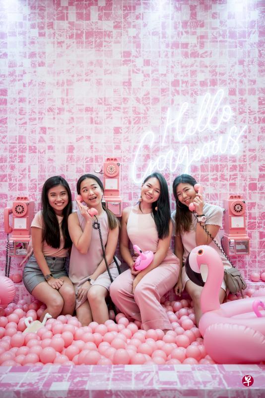 梦幻甜美风照片墙成为快闪店必备。 梦幻甜美风照片墙成为快闪店必备。