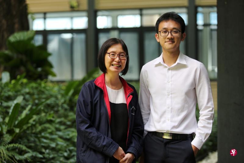 陈笃生医院护理助理主任程依瑜(左)和护理执行员林志祥(右)希望通过新的评估工具和培训项目,协助看护者更好地应对心理压力和问题。(李佳颖摄) 陈笃生医院护理助理主任程依瑜(左)和护理执行员林志祥(右)希望通过新的评估工具和培训项目,协助看护者更好地应对心理压力和问题。(李佳颖摄)