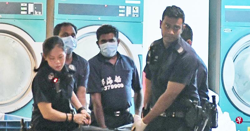 死者遗体被仵作和警方抬走。(蔡振鸿摄) 死者遗体被仵作和警方抬走。(蔡振鸿摄)