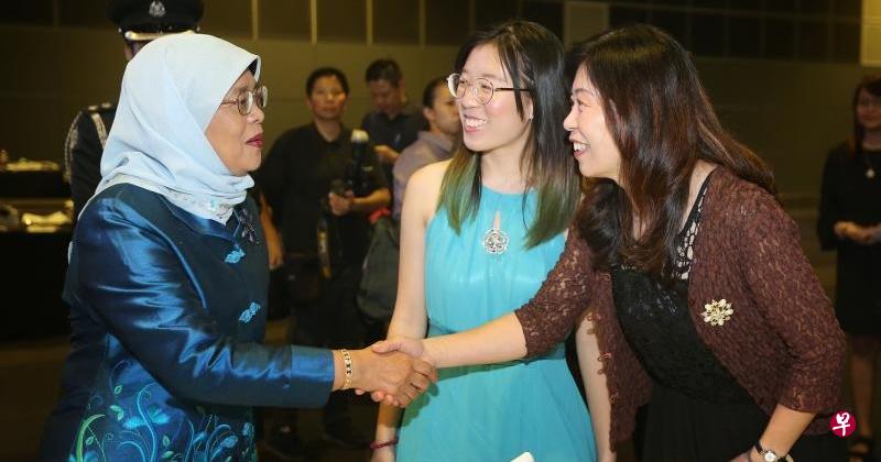哈莉玛总统(左)与U关怀基金受益人叶凌凌(右)和她大女儿林慧贤交谈。(梁伟康摄) 哈莉玛总统(左)与U关怀基金受益人叶凌凌(右)和她大女儿林慧贤交谈。(梁伟康摄)