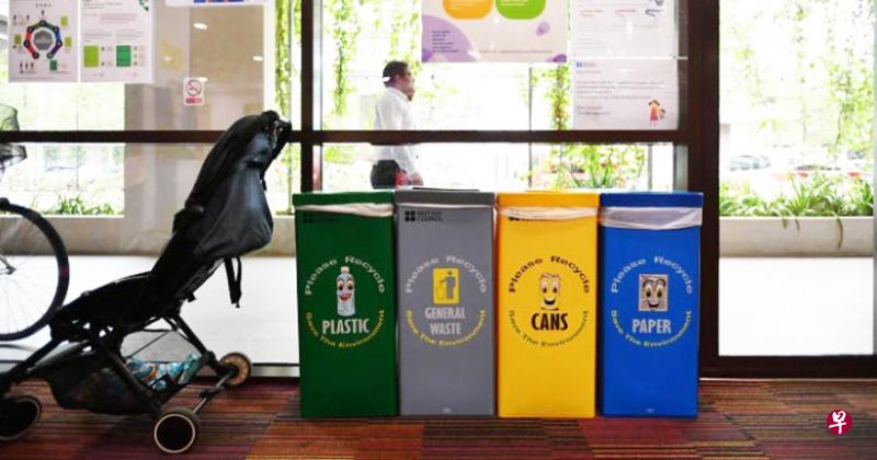 如今在许多公共场所,都可见到能让公众为垃圾分类的环保箱。(档案照) 如今在许多公共场所,都可见到能让公众为垃圾分类的环保箱。(档案照)