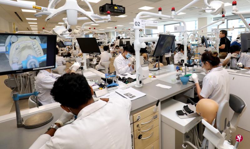 新加坡国立大学牙科学院已搬迁至新开幕的国大口腔医学中心,该中心用于教育的空间更大,并使用多种科技让牙科学生接受更好的培训。(邝启聪摄) 新加坡国立大学牙科学院已搬迁至新开幕的国大口腔医学中心,该中心用于教育的空间更大,并使用多种科技让牙科学生接受更好的培训。(邝启聪摄)