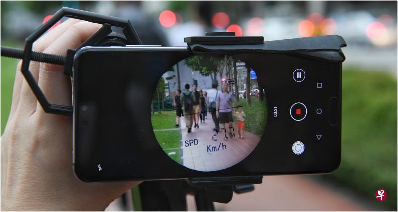 《海峡时报星期刊》记者的测速器显示,在拥挤的人行道上,有骑士的行驶速度为27.7公里,远超10公里的时速限制。(《海峡时报》) 《海峡时报星期刊》记者的测速器显示,在拥挤的人行道上,有骑士的行驶速度为27.7公里,远超10公里的时速限制。(《海峡时报》)