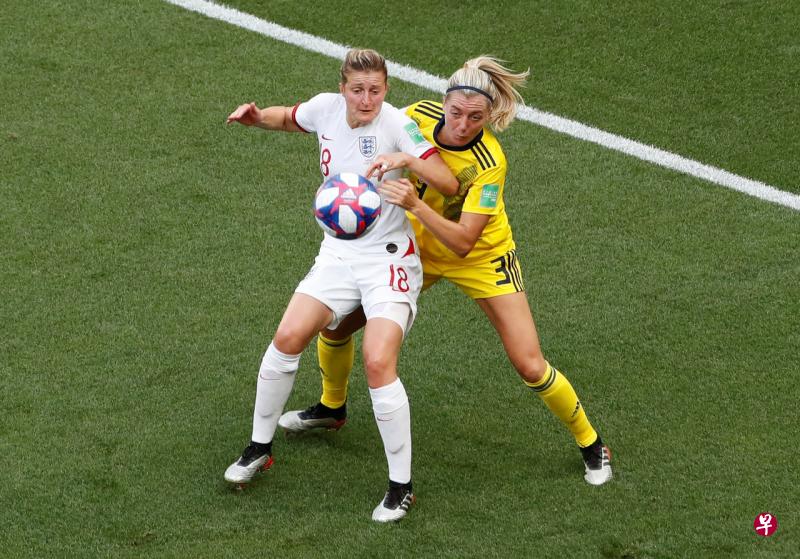 英格兰前锋怀特(18号)胸部停球后转身送出一记漂亮射门,但被裁判判罚手球在先,进球无效。(路透社) 英格兰前锋怀特(18号)胸部停球后转身送出一记漂亮射门,但被裁判判罚手球在先,进球无效。(路透社)