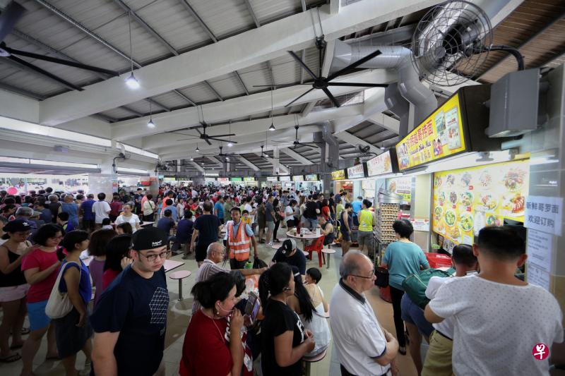 完成两个月翻新工程的淡滨尼圆巴刹星期天(7日)上午正式开幕,一系列庆祝活动吸引大批人潮到场。(林泽锐摄) 完成两个月翻新工程的淡滨尼圆巴刹星期天(7日)上午正式开幕,一系列庆祝活动吸引大批人潮到场。(林泽锐摄)