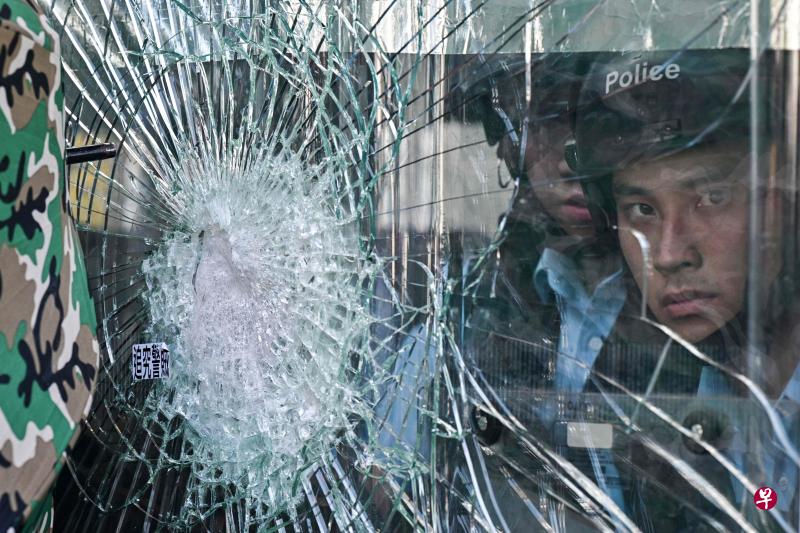 香港警队自1990年代建立起来的公众形象,因这次反修例示威的警民冲突而出现裂痕。(法新社) 香港警队自1990年代建立起来的公众形象,因这次反修例示威的警民冲突而出现裂痕。(法新社)