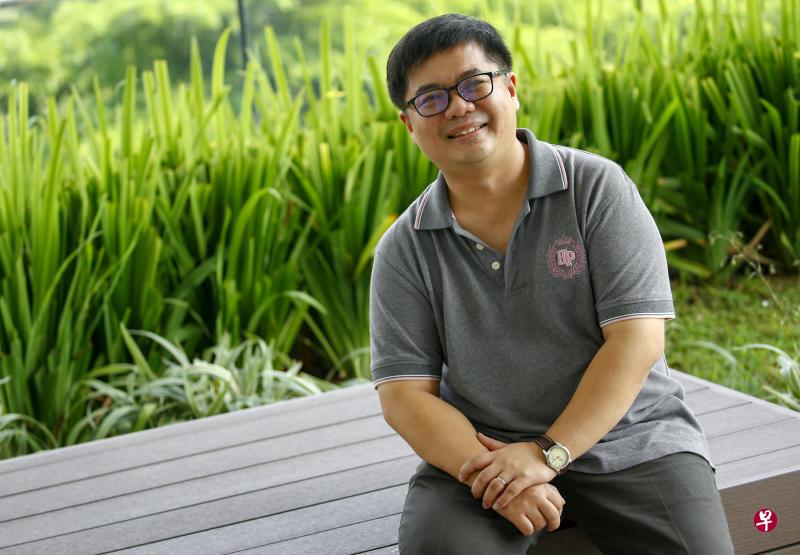 国大中文系代主任许齐雄副教授认为,花果可以凋零,可是根要在。只要根还在,它就有希望。全国的中文系虽然从整体上说不甚理想,但是我们还是乐观的。因为还有一群人还在努力,而且还有努力的空间。(特约林琬清摄) 国大中文系代主任许齐雄副教授认为,花果可以凋零,可是根要在。只要根还在,它就有希望。全国的中文系虽然从整体上说不甚理想,但是我们还是乐观的。因为还有一群人还在努力,而且还有努力的空间。(特约林琬清摄)