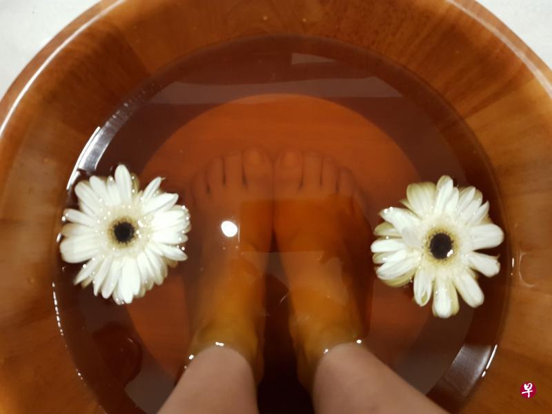 银发族泡脚须特别注意水温。(余仁生提供) 银发族泡脚须特别注意水温。(余仁生提供)