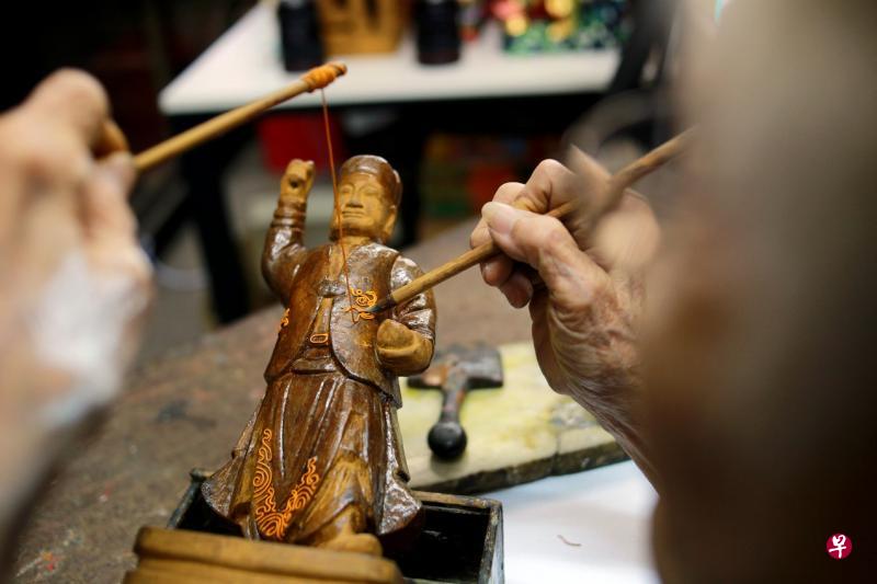 制作一尊神像要花上几个星期到两个月的时间。 制作一尊神像要花上几个星期到两个月的时间。