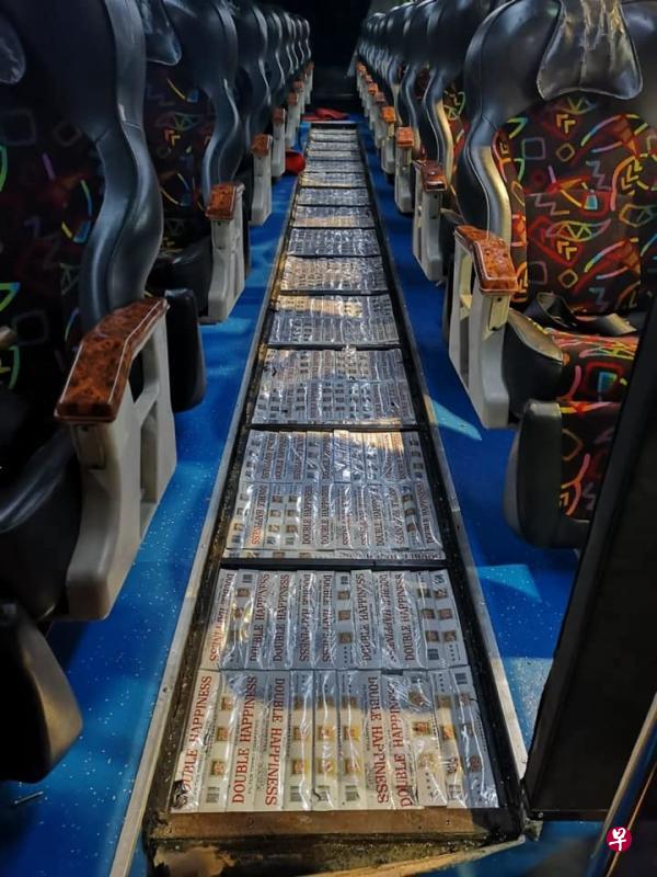 一辆准备入境的马来西亚注册巴士走道和座位下方暗格,藏有大批漏税香烟。(取自移民与关卡局面簿) 一辆准备入境的马来西亚注册巴士走道和座位下方暗格,藏有大批漏税香烟。(取自移民与关卡局面簿)