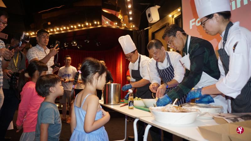 14位本地厨师为筹集善款展现厨艺,吸引230访客到场品尝。东南区市长、国防部兼外交部高级政务部长孟理齐博士(右二)也参与其中。(“开心足”提供) 14位本地厨师为筹集善款展现厨艺,吸引230访客到场品尝。东南区市长、国防部兼外交部高级政务部长孟理齐博士(右二)也参与其中。(“开心足”提供)