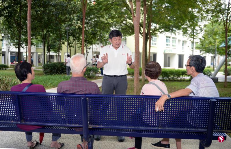 也是白沙—榜鹅集选区议员的总理公署部长黄志明,今天在万国嘉年华上与居民们互动,了解他们对未来盛港中心综合发展项目的期望。(潘丰源摄) 也是白沙—榜鹅集选区议员的总理公署部长黄志明,今天在万国嘉年华上与居民们互动,了解他们对未来盛港中心综合发展项目的期望。(潘丰源摄)