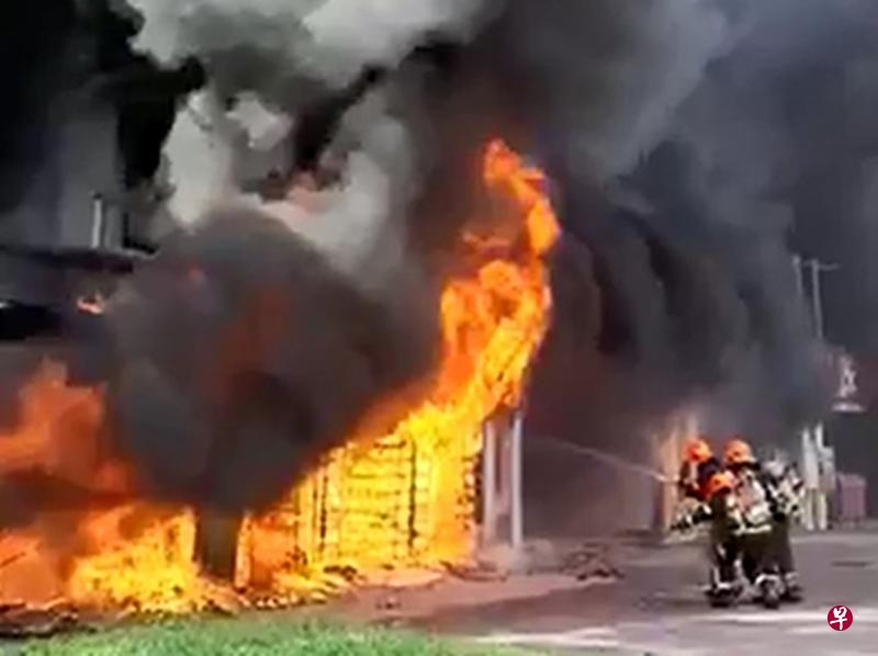 宏茂桥6道第720座组屋前日发生大火,4间商店以及28单位住户受影响。(档案照) 宏茂桥6道第720座组屋前日发生大火,4间商店以及28单位住户受影响。(档案照)