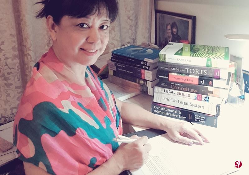 六旬阿嬷张美莉重返课堂,花了三年拿到法学学士学位,帮助居民解决法律问题。(受访者提供) 六旬阿嬷张美莉重返课堂,花了三年拿到法学学士学位,帮助居民解决法律问题。(受访者提供)