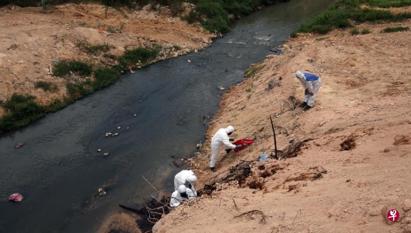 马来西亚柔佛州巴西古当上个月的空气污染原因尚未查明,3月份金金河污染事件的其中160名受害者下周三将起诉柔佛州政府等11个政府机构,并求偿1000万令吉。(星洲日报) 马来西亚柔佛州巴西古当上个月的空气污染原因尚未查明,3月份金金河污染事件的其中160名受害者下周三将起诉柔佛州政府等11个政府机构,并求偿1000万令吉。(星洲日报)
