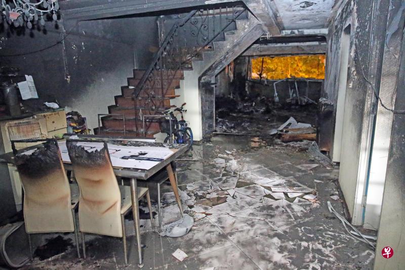 7月3日,淡滨尼一个组屋单位发生火患,电动踏板车在充电时起火燃烧,所幸无人受伤。(档案照片) 7月3日,淡滨尼一个组屋单位发生火患,电动踏板车在充电时起火燃烧,所幸无人受伤。(档案照片)