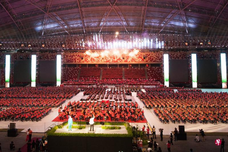 新加坡华乐团于2014年举办“全民共乐”音乐会,在体育城集结约128个华乐团体,5000名乐手,打破两项健力士世界纪录。(新加坡华乐团提供) 新加坡华乐团于2014年举办“全民共乐”音乐会,在体育城集结约128个华乐团体,5000名乐手,打破两项健力士世界纪录。(新加坡华乐团提供)