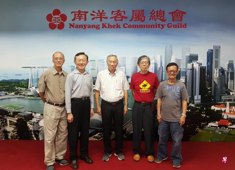 南洋客属总会合唱团总务陈育山(左起)和团长吴金海、客总文娱股主任李彩曾、华乐团和汉乐团顾问连荣史和总务沈世兴,积极推动配合南洋客属总会90周年庆的演出。(陈爱薇摄) 南洋客属总会合唱团总务陈育山(左起)和团长吴金海、客总文娱股主任李彩曾、华乐团和汉乐团顾问连荣史和总务沈世兴,积极推动配合南洋客属总会90周年庆的演出。(陈爱薇摄)