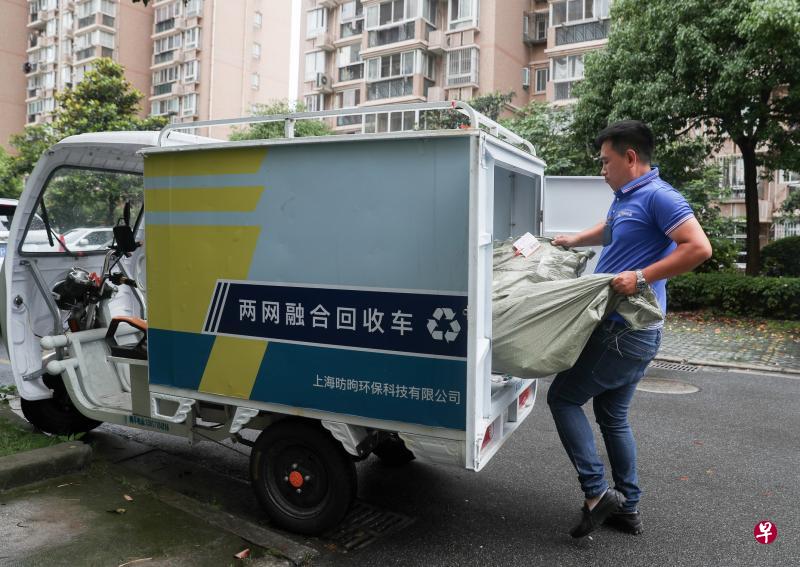 上海市本月开始实施最严格生活垃圾分类管理后,催生出垃圾分类回收“上门回收员”的新兴职业。他们用互联网在线接单,上门回收固定种类废品。图为上海昉昫环保科技有限公司的回收员,将可回收物装运上车。(新华社) 上海市本月开始实施最严格生活垃圾分类管理后,催生出垃圾分类回收“上门回收员”的新兴职业。他们用互联网在线接单,上门回收固定种类废品。图为上海昉昫环保科技有限公司的回收员,将可回收物装运上车。(新华社)