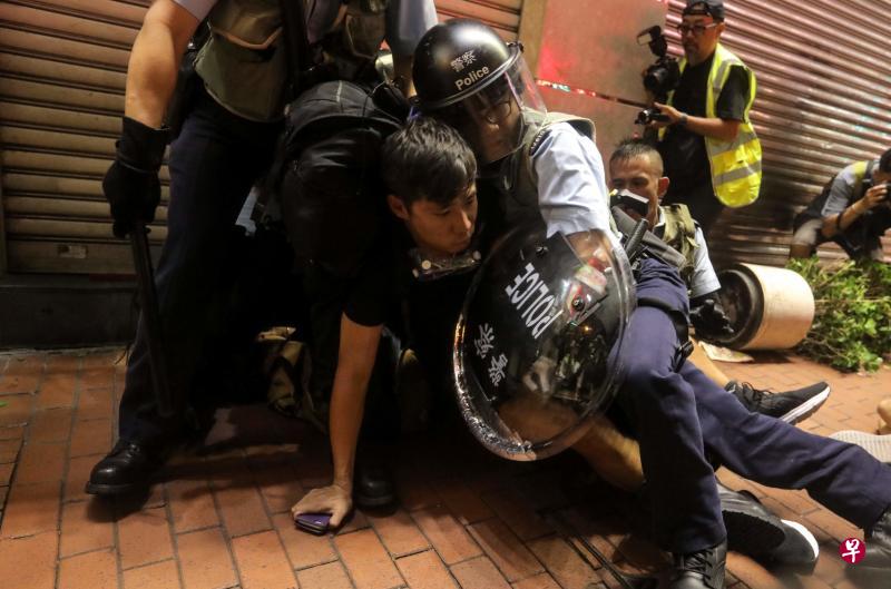 群众在旺角弥敦道与警员对峙后,警方强行驱散,并逮捕最少两名示威者。(法新社) 群众在旺角弥敦道与警员对峙后,警方强行驱散,并逮捕最少两名示威者。(法新社)
