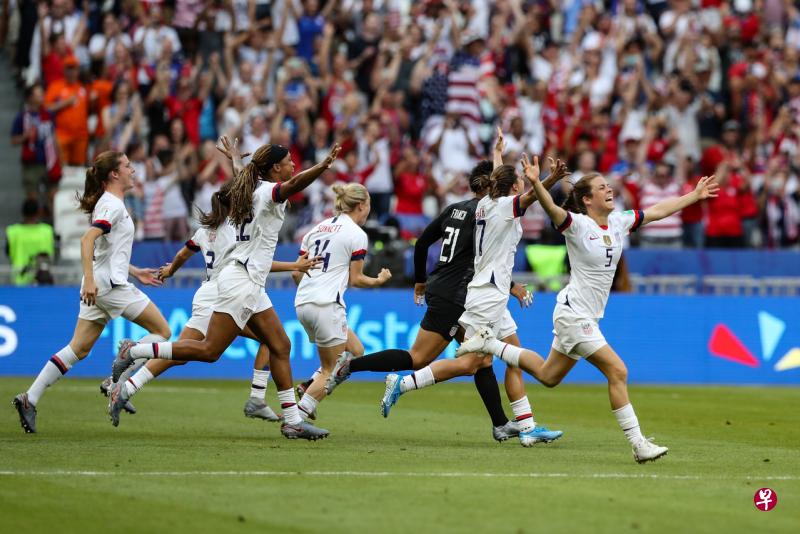 美国队以2比0战胜荷兰队,夺得2019年女足世界杯冠军。(新华社) 美国队以2比0战胜荷兰队,夺得2019年女足世界杯冠军。(新华社)