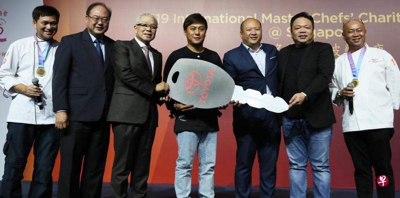 慕娘摩哆赞助的一辆厢型货车以10万3333元拍卖,蔡天宝(左三)代表仁慈医院接受投标者所赠的新货车钥匙,左二为慈善晚宴筹委会主席陈奕福。(洪璐华摄) 慕娘摩哆赞助的一辆厢型货车以10万3333元拍卖,蔡天宝(左三)代表仁慈医院接受投标者所赠的新货车钥匙,左二为慈善晚宴筹委会主席陈奕福。(洪璐华摄)