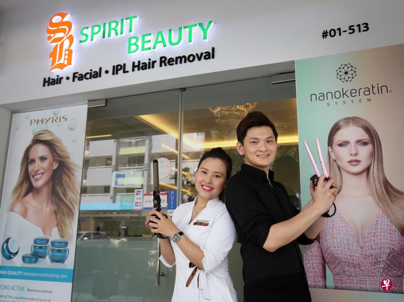 美容师高玉敏和美发师吴国维打工10年后,夫妻俩去年决定追求创业梦想,自立门户开设美容美发店。(李薇摄影) 美容师高玉敏和美发师吴国维打工10年后,夫妻俩去年决定追求创业梦想,自立门户开设美容美发店。(李薇摄影)