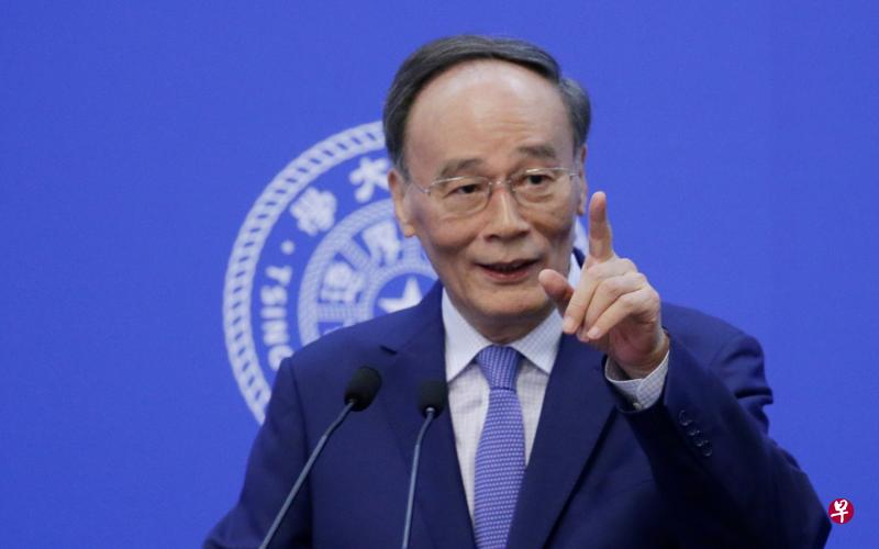 王岐山昨天在清华大学世界和平论坛上,不点名批评美国以国家安全之名实行保护主义。(路透社) 王岐山昨天在清华大学世界和平论坛上,不点名批评美国以国家安全之名实行保护主义。(路透社)