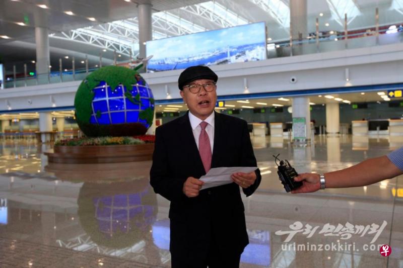 已故前韩国外交部长崔德新的72岁次子崔仁国近日投奔朝鲜。(推特)
已故前韩国外交部长崔德新的72岁次子崔仁国近日投奔朝鲜。(推特)