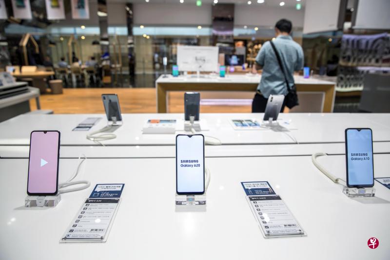 2019年7月5日,在韩国首尔公司总部内的商店展示的三星电子公司智能手机。(彭博社) 2019年7月5日,在韩国首尔公司总部内的商店展示的三星电子公司智能手机。(彭博社)