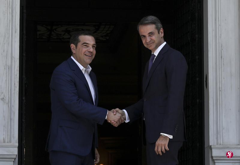 2019年7月8日,米佐塔基斯(右)宣誓就任希腊新总理前,与领导激进左翼联盟(Syriza)的原总理阿列克西斯·齐普拉斯握手。(彭博社) 2019年7月8日,米佐塔基斯(右)宣誓就任希腊新总理前,与领导激进左翼联盟(Syriza)的原总理阿列克西斯·齐普拉斯握手。(彭博社)