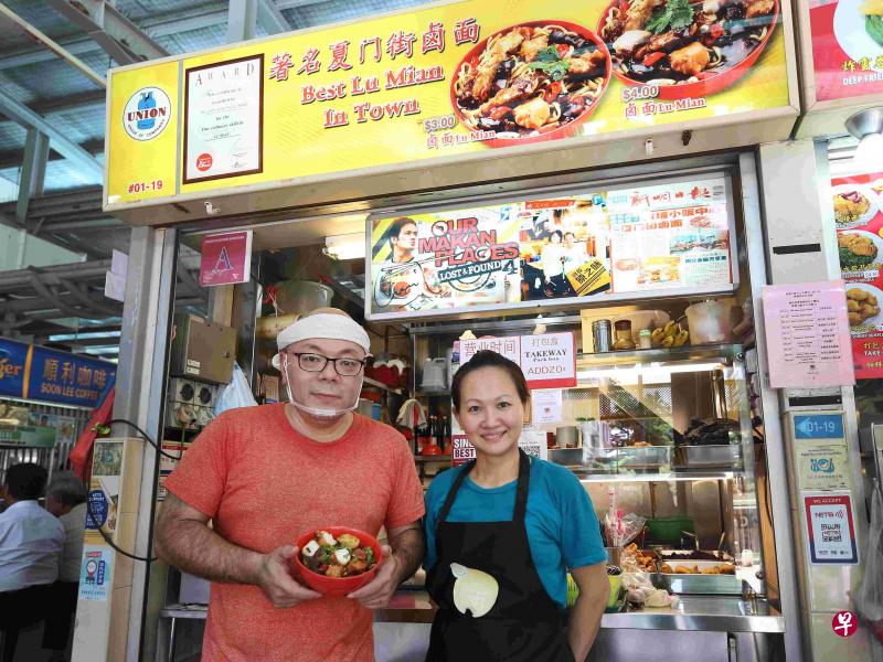 李建发夫妻俩平时“分隔两地”各自管理厦门街和黄埔的摊位,到了周末才会在黄埔合力卖卤面。 李建发夫妻俩平时“分隔两地”各自管理厦门街和黄埔的摊位,到了周末才会在黄埔合力卖卤面。