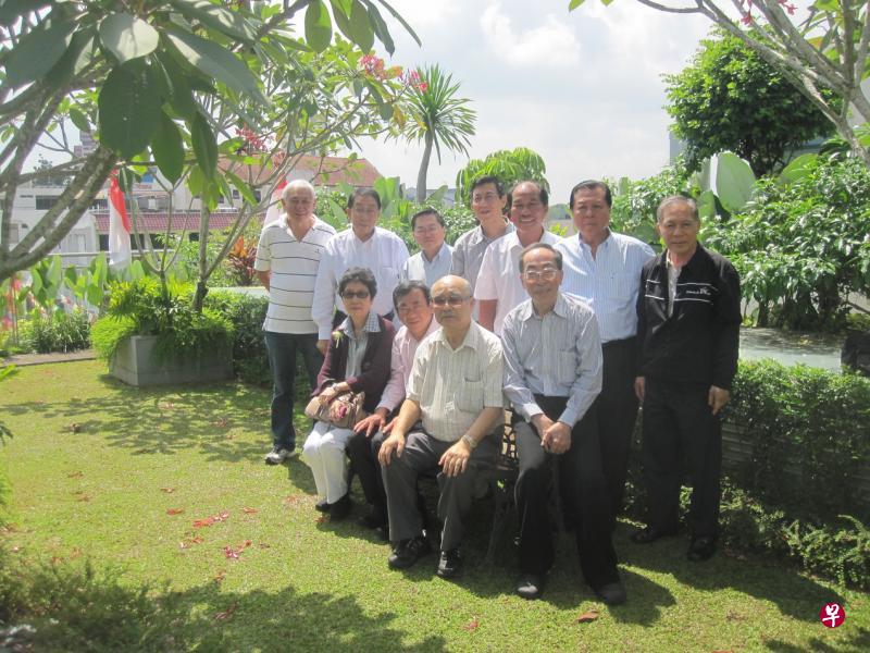 2012年8月,锡山文艺中心接待印尼与越南文友,前排右二为莫河。(作者提供) 2012年8月,锡山文艺中心接待印尼与越南文友,前排右二为莫河。(作者提供)