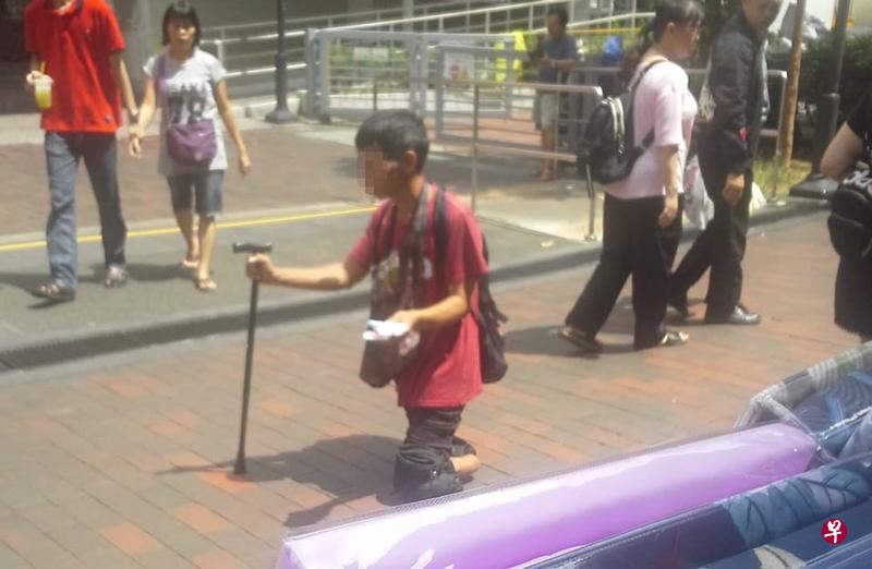 截肢男每天都会出现在四马路,‘跪地走’卖纸巾。(读者提供) 截肢男每天都会出现在四马路,‘跪地走’卖纸巾。(读者提供)