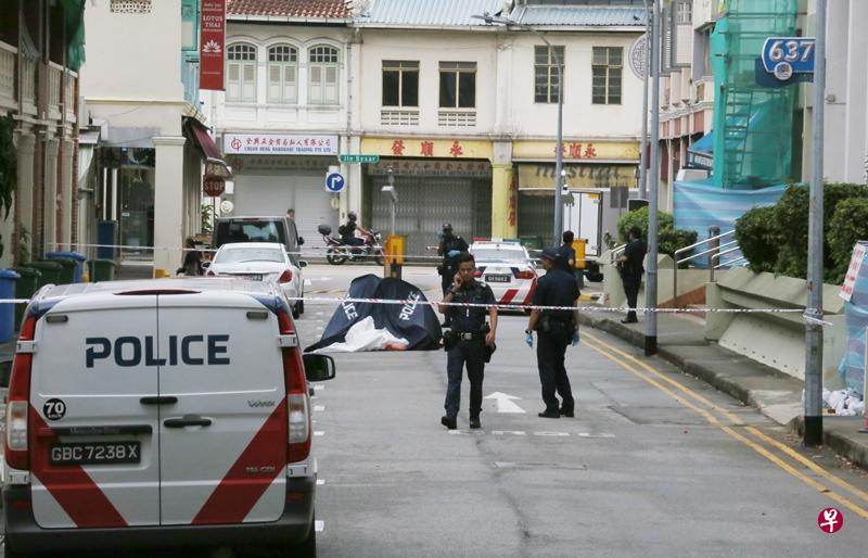 小印度一名男子昨早坠楼身亡,母亲卧尸家中。(洪璐华摄) 小印度一名男子昨早坠楼身亡,母亲卧尸家中。(洪璐华摄)