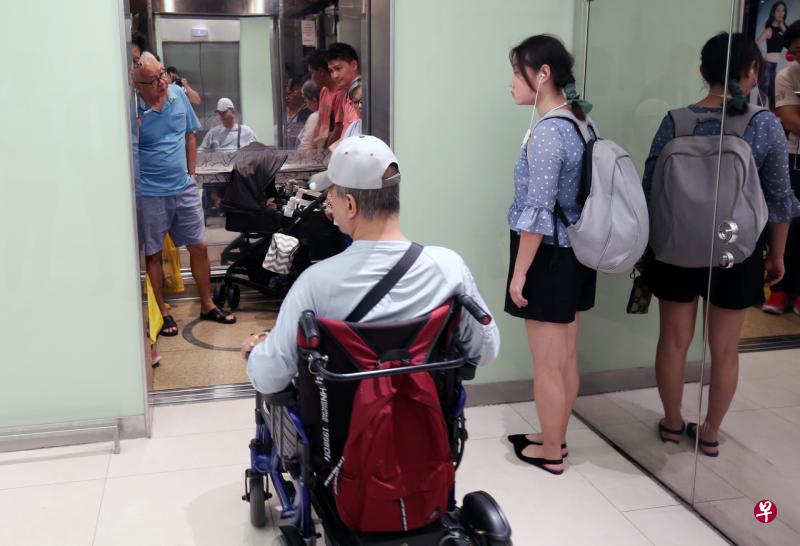 明年1月6日起,所有新建筑都必须确保电梯内后侧安装了不会破的镜子或类似镜子的表面装置,以方便轮椅使用者后退,要出电梯时,更清楚看到周边环境。(梁麒麟摄) 明年1月6日起,所有新建筑都必须确保电梯内后侧安装了不会破的镜子或类似镜子的表面装置,以方便轮椅使用者后退,要出电梯时,更清楚看到周边环境。(梁麒麟摄)