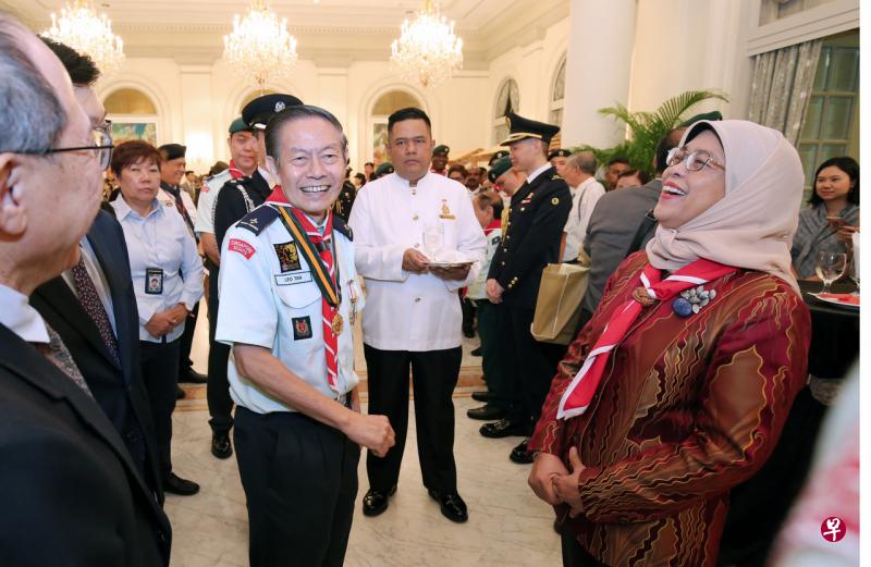 哈莉玛总统(右一)今天在总统府颁发童军总会卓越服务金奖给陈伟兴教授(中)。(梁麒麟摄) 哈莉玛总统(右一)今天在总统府颁发童军总会卓越服务金奖给陈伟兴教授(中)。(梁麒麟摄)