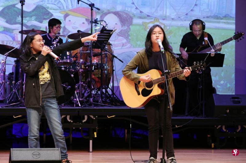 黄湤鈏(左一)和黄湤閔演唱两人共同创作的《华佗》。(梁麒麟摄) 黄湤鈏(左一)和黄湤閔演唱两人共同创作的《华佗》。(梁麒麟摄)