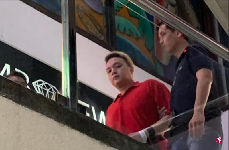 涉及豪杰大厦命案的四名被告昨天被押回现场,协助调查。图为其中一名被告。(读者提供) 涉及豪杰大厦命案的四名被告昨天被押回现场,协助调查。图为其中一名被告。(读者提供)